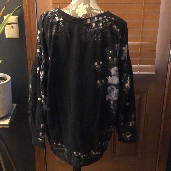 Free People black sweatshirt with billowy pleated sleeves and pink bleach effect - Picture 5 of 16